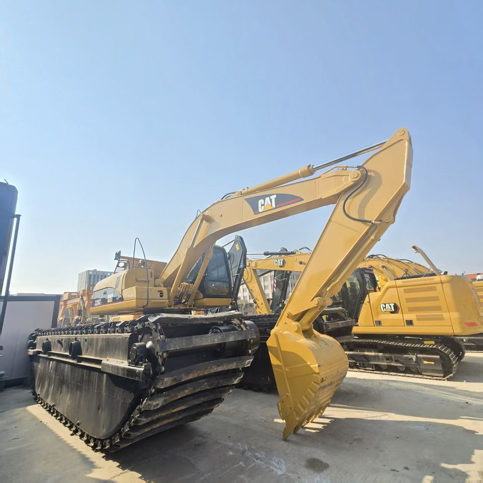 2021 Caterpillar 320C amphibious excavator, side view 2021 Caterpillar 320C amphibious excavator, side view