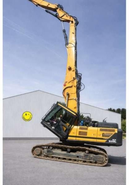 2017 Hyundai HX520L demolition excavator side view 2017 Hyundai HX520L demolition excavator side view