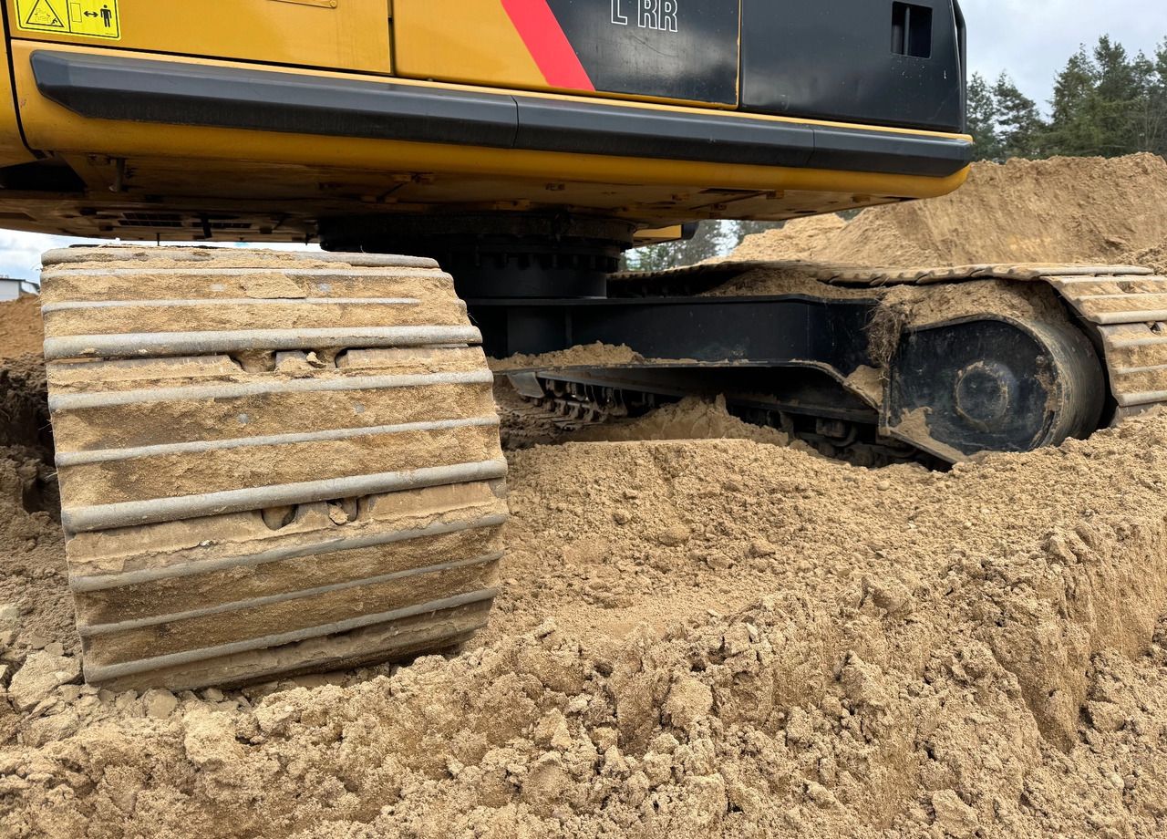 2015 Caterpillar 320EL crawler excavator undercarriage view