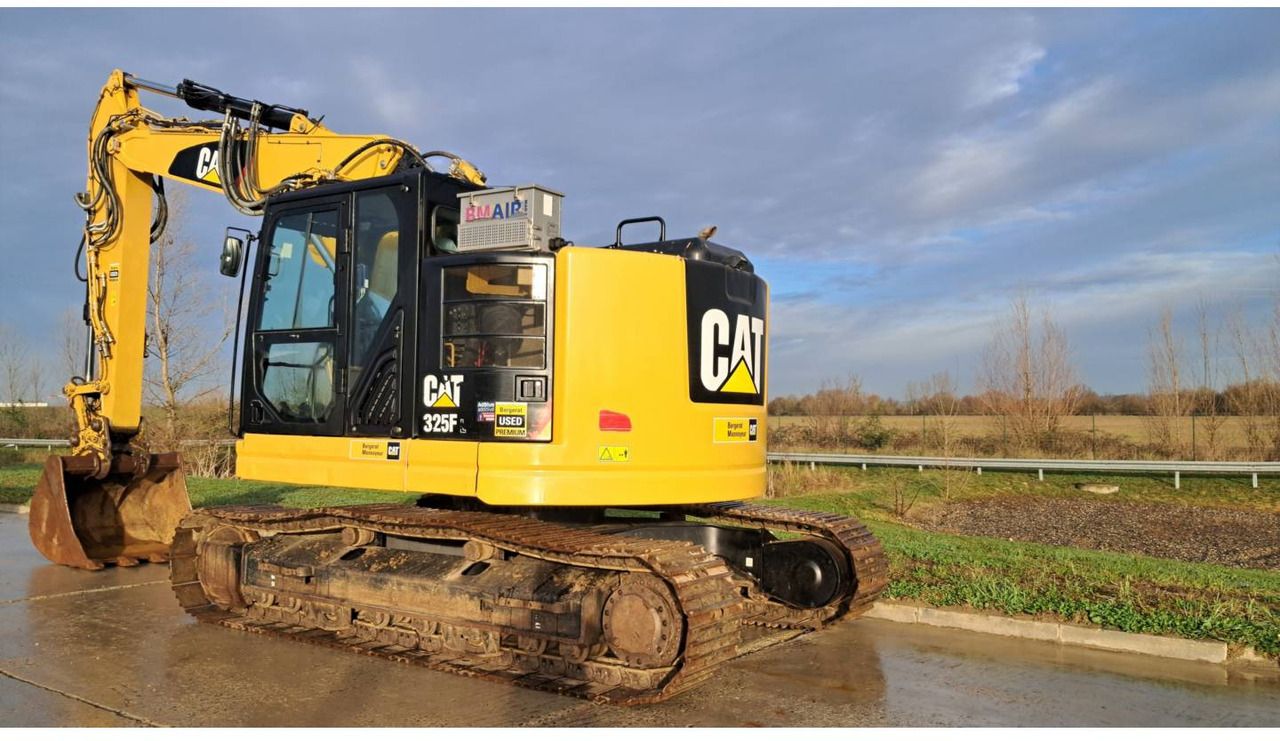 2019 Caterpillar 325F CR crawler excavator, rear three-quarter view 2019 Caterpillar 325F CR crawler excavator, rear three-quarter view