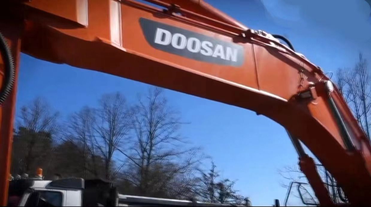 2020 Doosan DX420LC crawler excavator boom detail 2020 Doosan DX420LC crawler excavator boom detail
