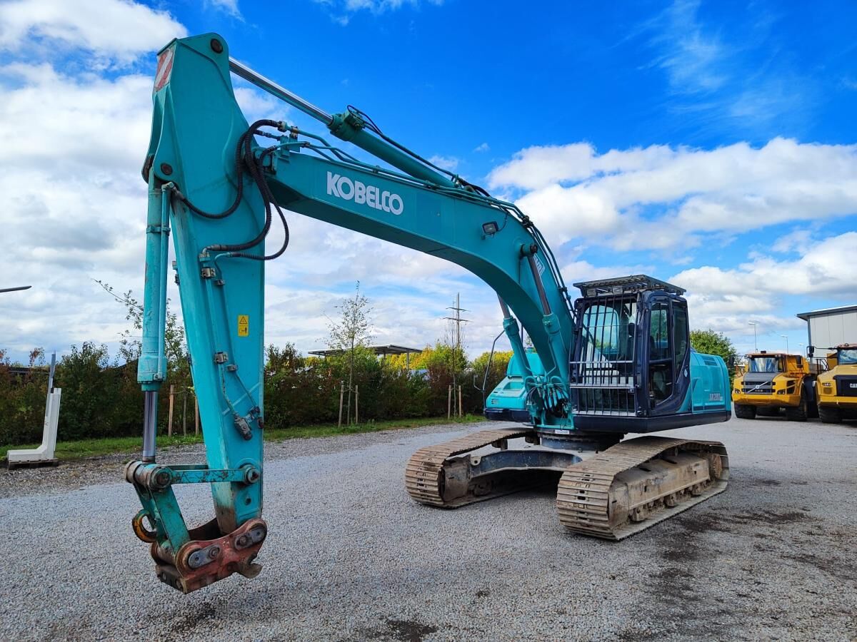 2015 Kobelco SK260NLC-9 crawler excavator, side view 2015 Kobelco SK260NLC-9 crawler excavator, side view