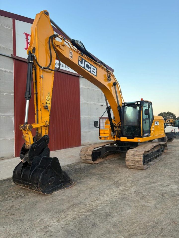 2018 JCB 220X L4F crawler excavator, front three-quarter view