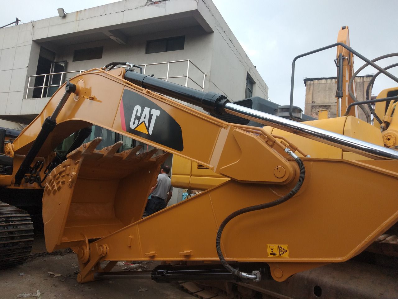 2016 Caterpillar 323DL crawler excavator boom and bucket view 2016 Caterpillar 323DL crawler excavator boom and bucket view