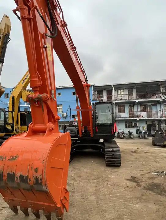 2016 Hitachi ZX200-5G crawler excavator, front view with bucket 2016 Hitachi ZX200-5G crawler excavator, front view with bucket