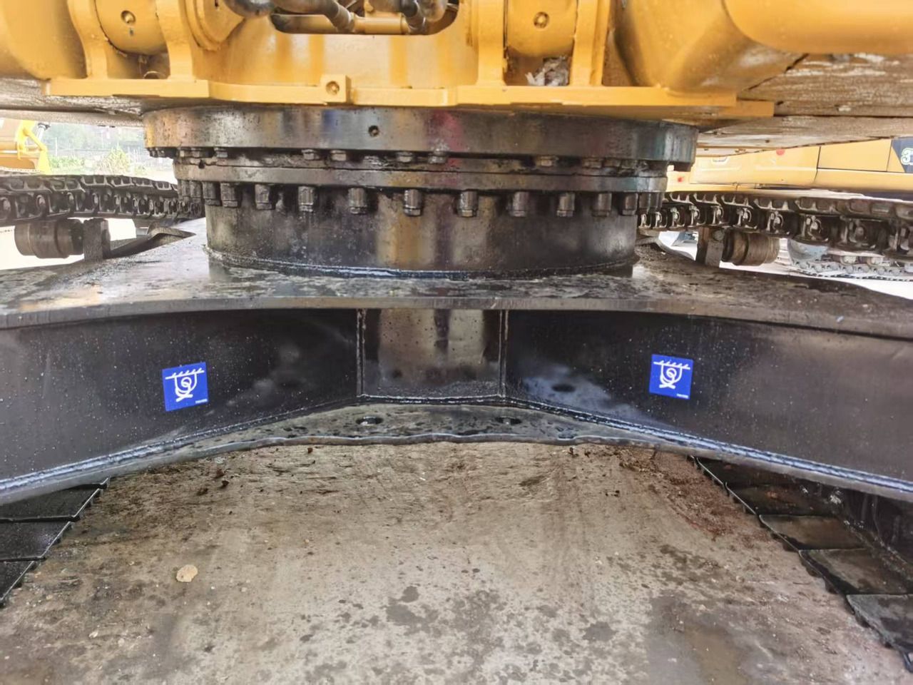 Гусеничный экскаватор 2008 Caterpillar 320CL, поворотный круг и ходовая часть