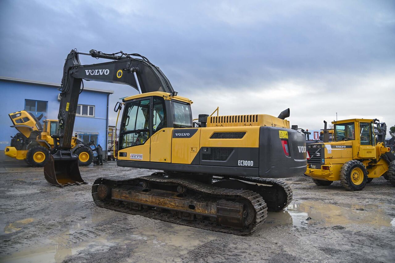 2014 Volvo EC300DNL crawler excavator, side view