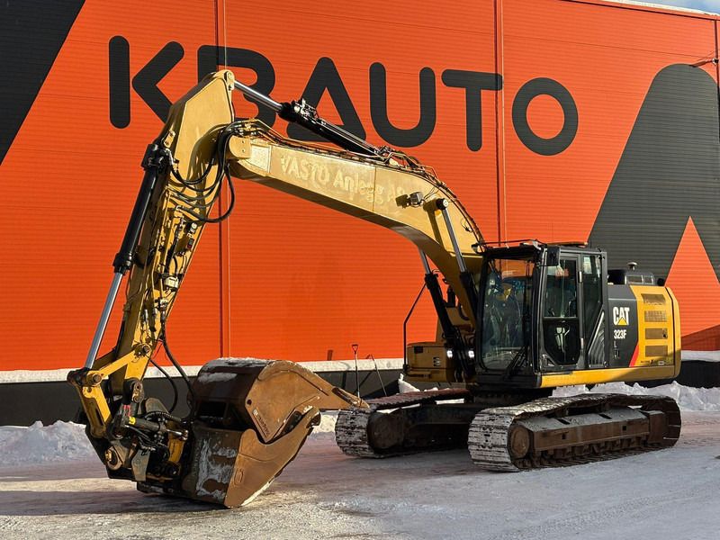 2017 Caterpillar 323F L crawler excavator side view 2017 Caterpillar 323F L crawler excavator side view