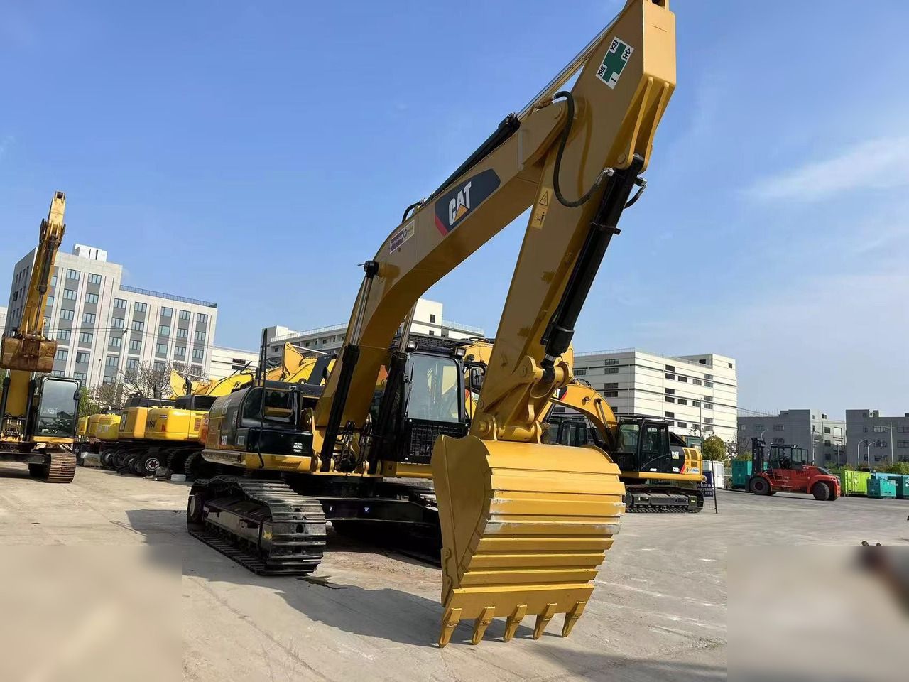 2012 Caterpillar 325DL crawler excavator, front three-quarter view 2012 Caterpillar 325DL crawler excavator, front three-quarter view