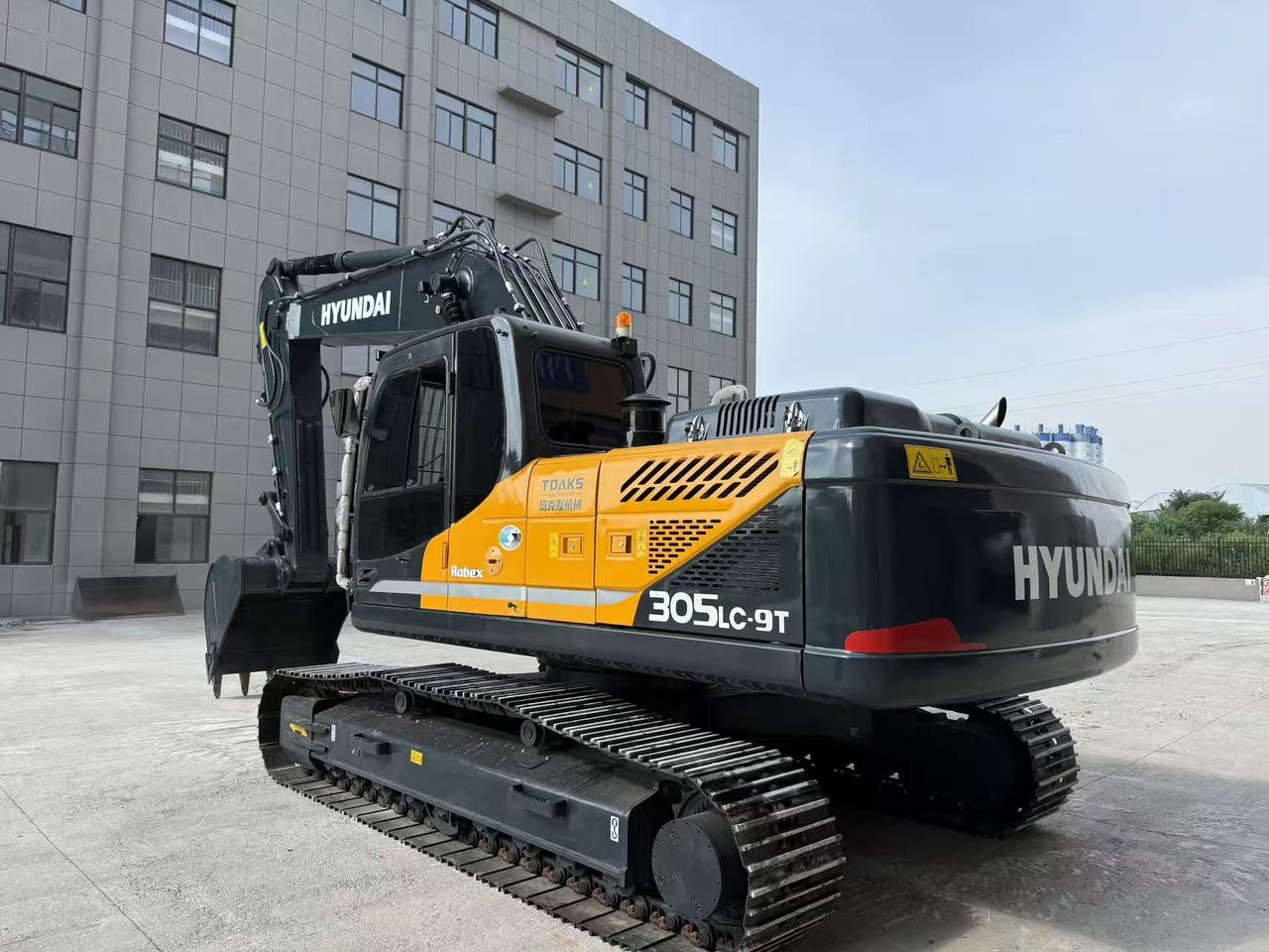 2024 Hyundai R305LC-9T crawler excavator, rear three-quarter view 2024 Hyundai R305LC-9T crawler excavator, rear three-quarter view