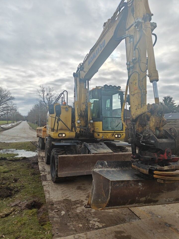 2017 Komatsu PW148-10 wheel excavator, front three-quarter view