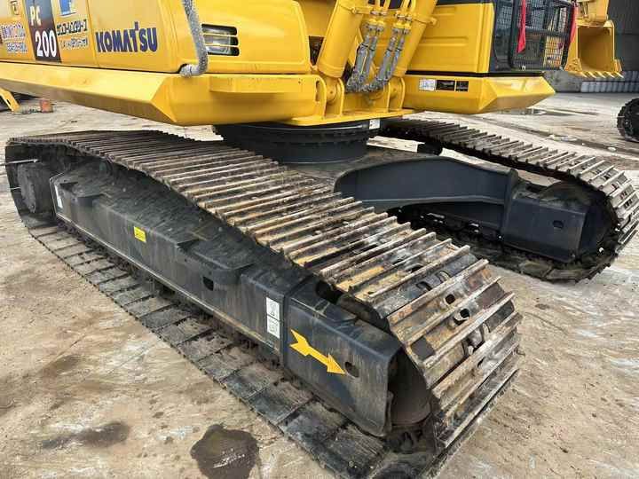2013 Komatsu PC200-8 crawler excavator undercarriage view 2013 Komatsu PC200-8 crawler excavator undercarriage view