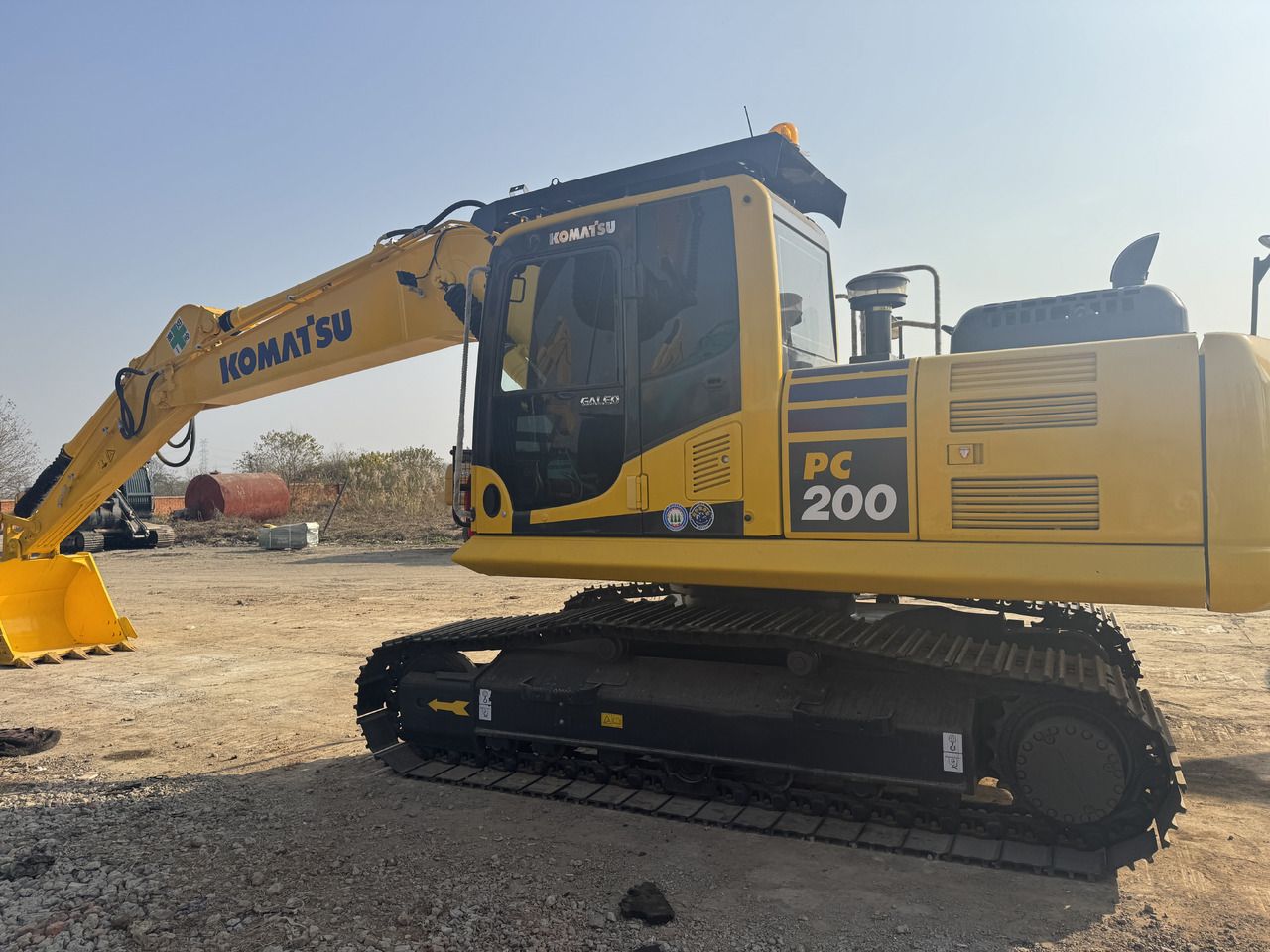 2023 Komatsu PC200-8 Raupenbagger Seitenansicht 2023 Komatsu PC200-8 Raupenbagger Seitenansicht