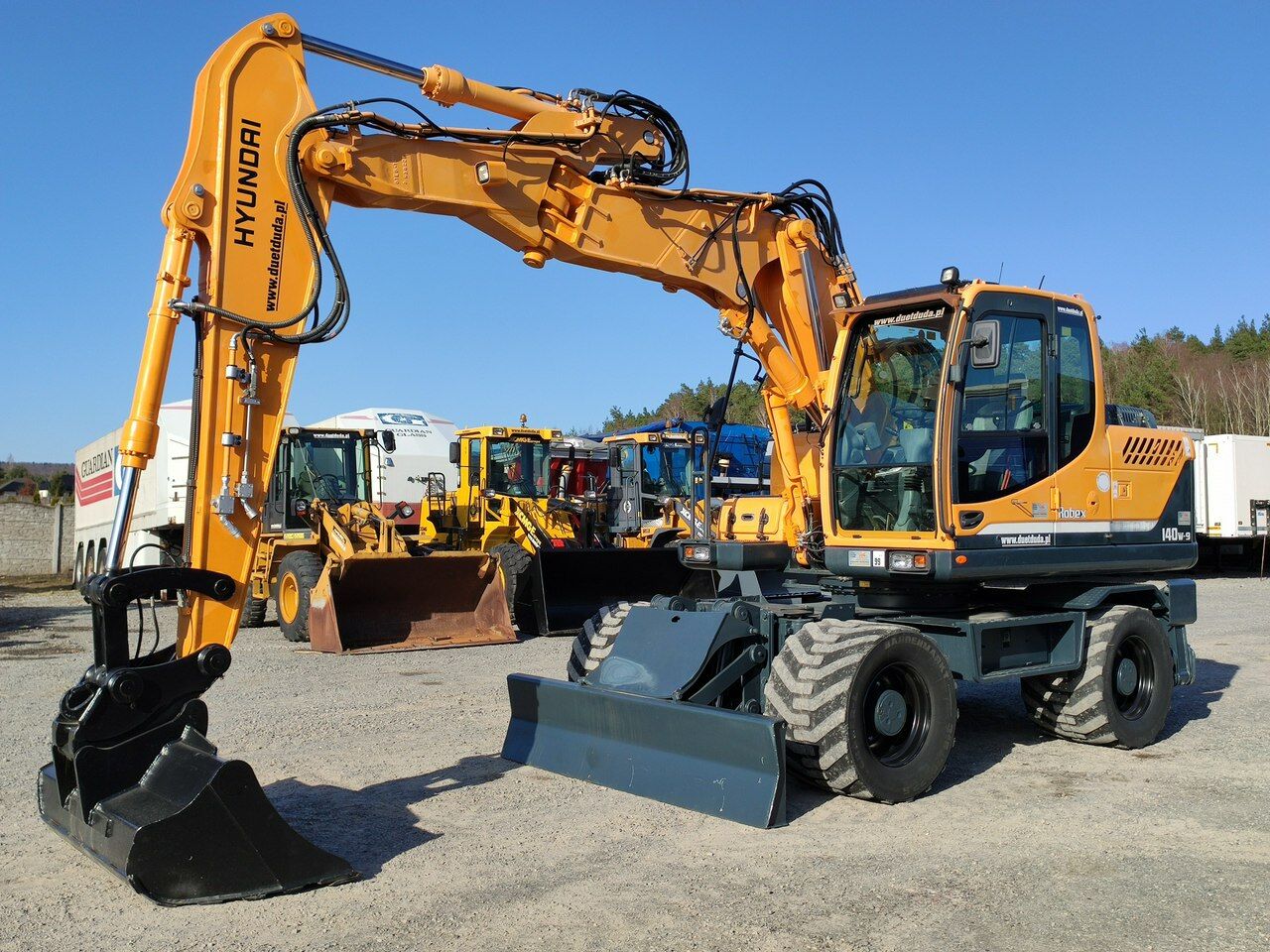 2014 Hyundai R140W-9 wheel excavator, side profile view 2014 Hyundai R140W-9 wheel excavator, side profile view