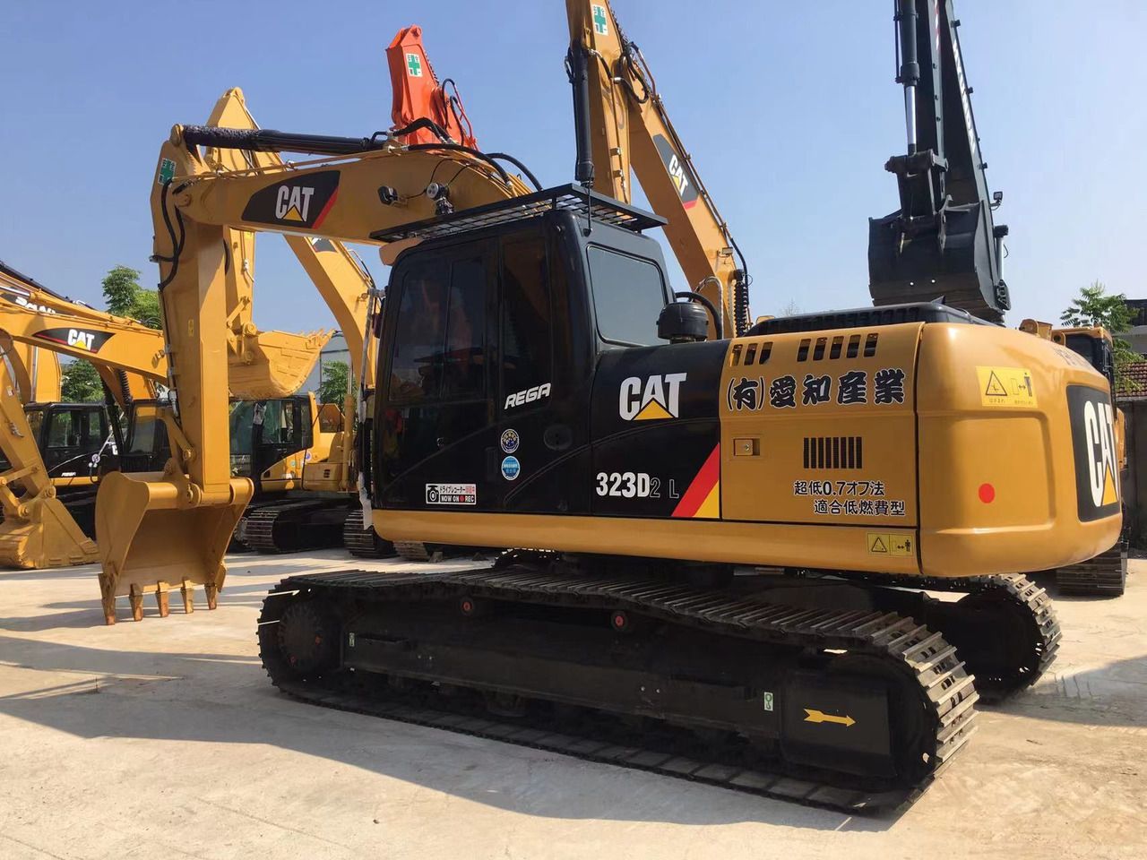 2022 Caterpillar 323D2L crawler excavator, side view 2022 Caterpillar 323D2L crawler excavator, side view