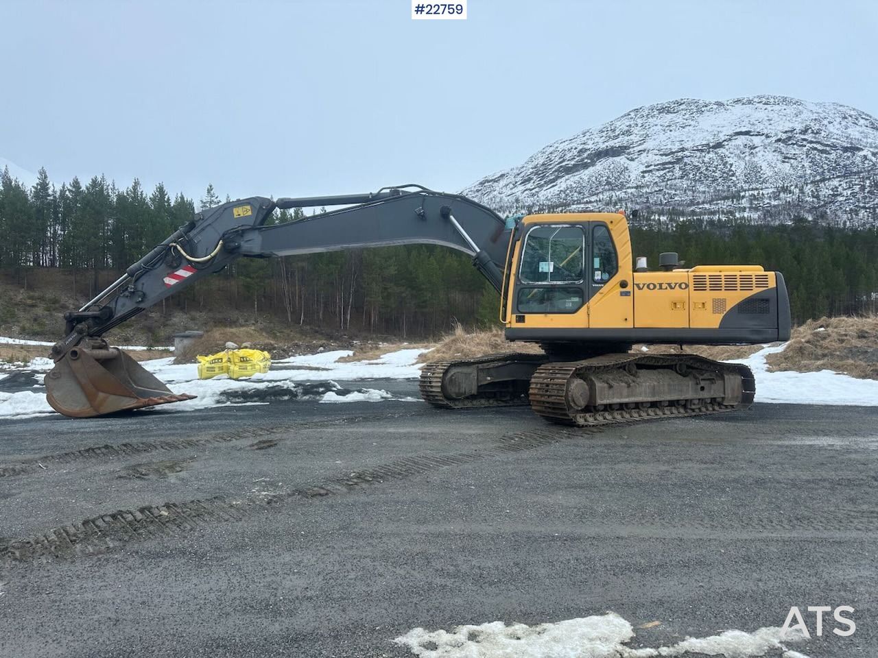 2006 Volvo EC240BLC crawler excavator, side view