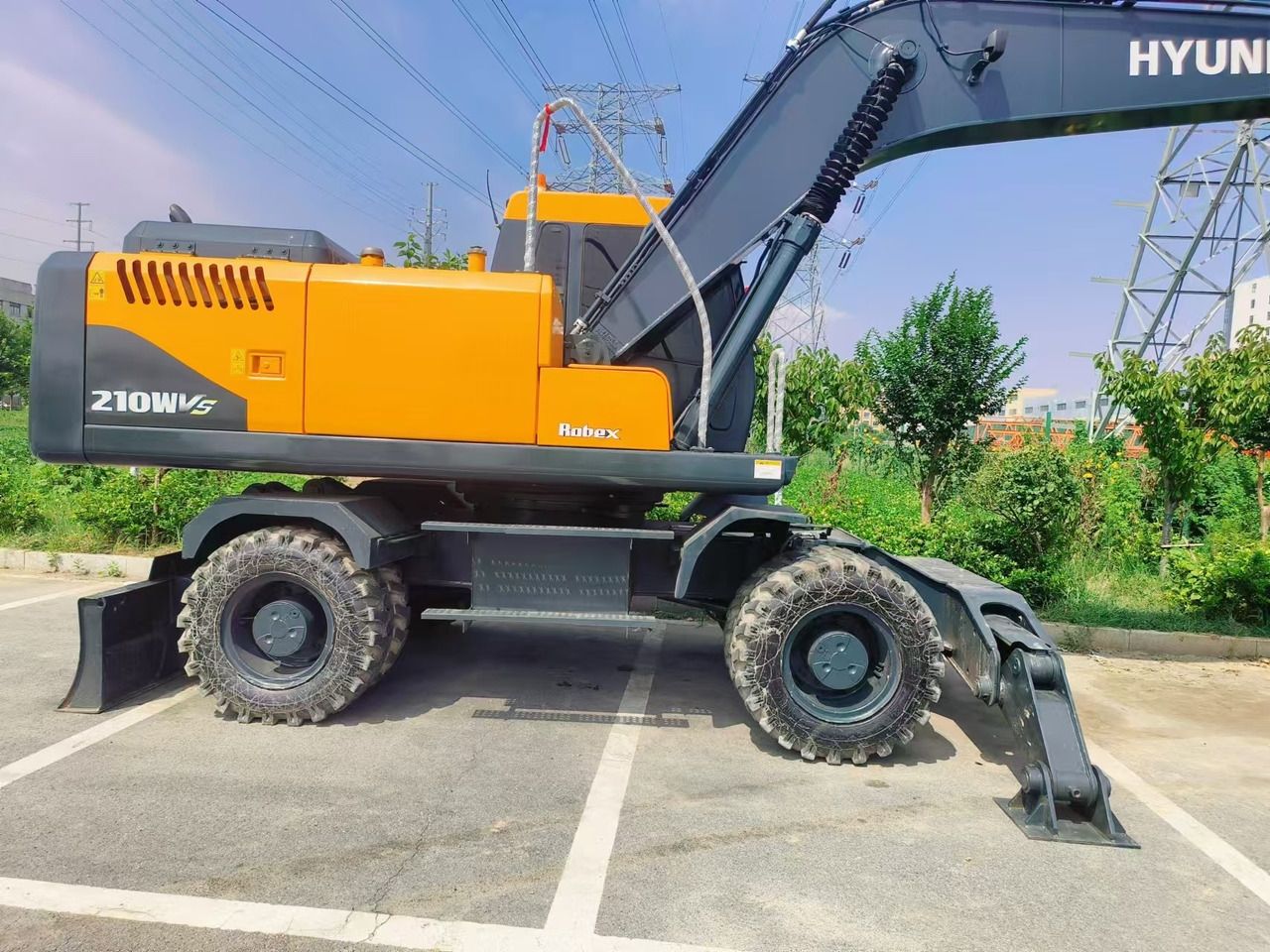 2022 Hyundai 210WVS wheel excavator side view 2022 Hyundai 210WVS wheel excavator side view