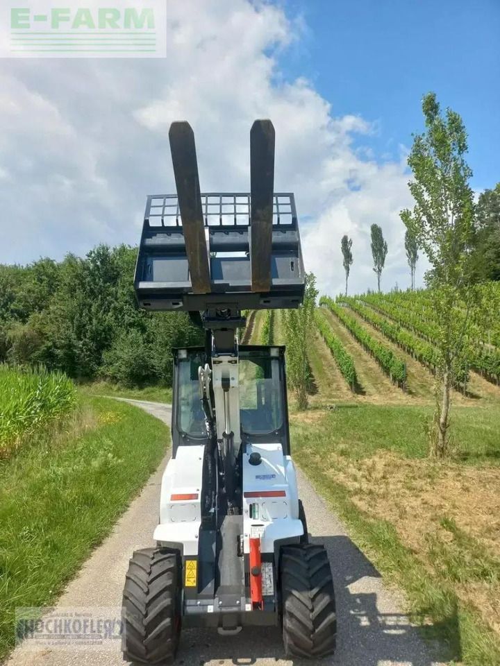 2022 Bobcat L28E mini excavator, front view with pallet forks 2022 Bobcat L28E mini excavator, front view with pallet forks