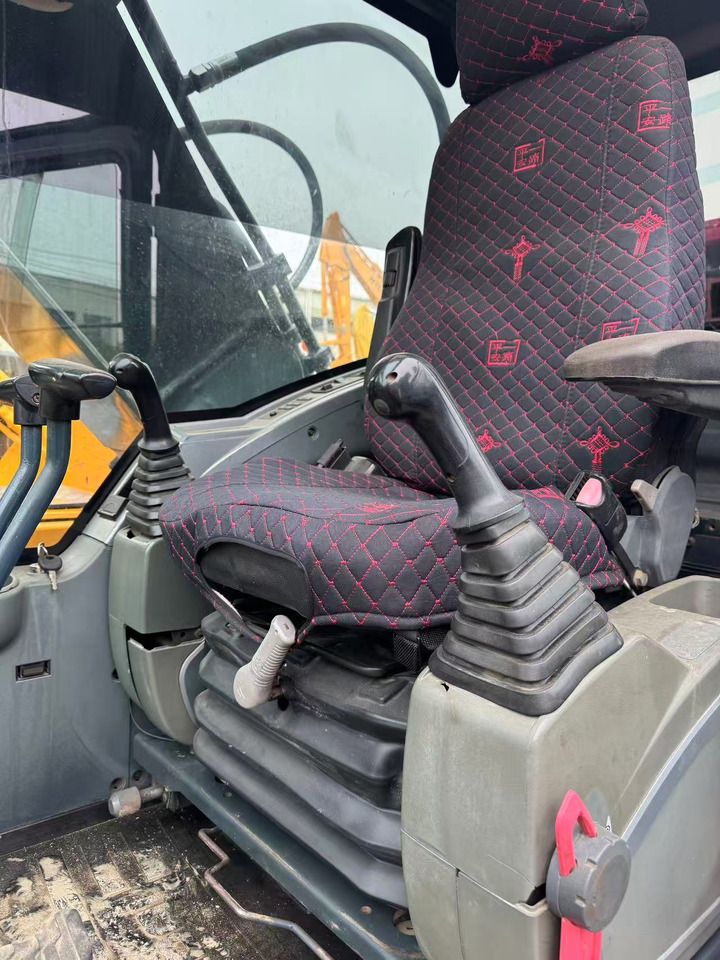 2022 Hyundai R220LC-9S crawler excavator interior cab view 2022 Hyundai R220LC-9S crawler excavator interior cab view