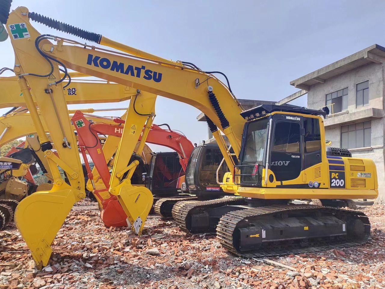 Koparka gąsiennicowa Komatsu PC200-8 z 2023 roku, widok z boku Koparka gąsiennicowa Komatsu PC200-8 z 2023 roku, widok z boku