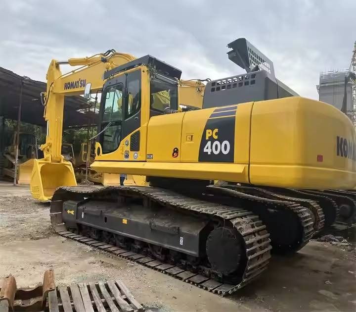 2023 Komatsu PC400-8 crawler excavator, rear three-quarter view 2023 Komatsu PC400-8 crawler excavator, rear three-quarter view