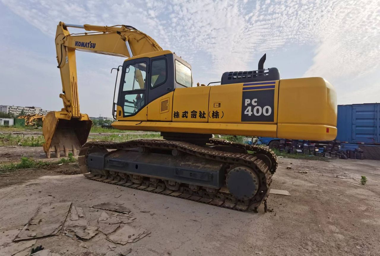 2017 Komatsu PC400-7 crawler excavator, side view 2017 Komatsu PC400-7 crawler excavator, side view