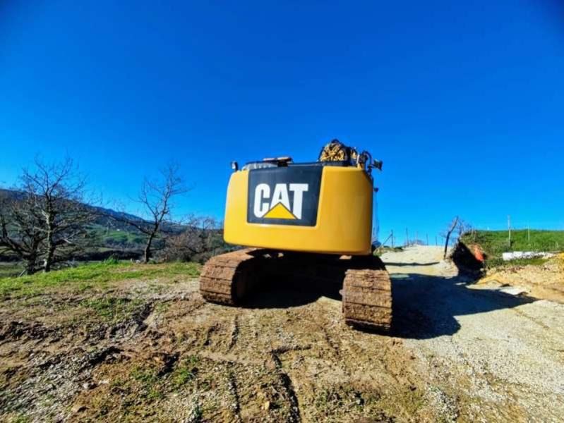 2014 Caterpillar 320EL crawler excavator, rear view