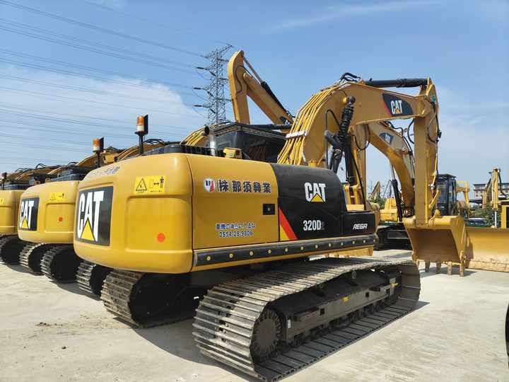 Pelle sur chenilles Caterpillar 320D 2021, vue arrière trois-quarts