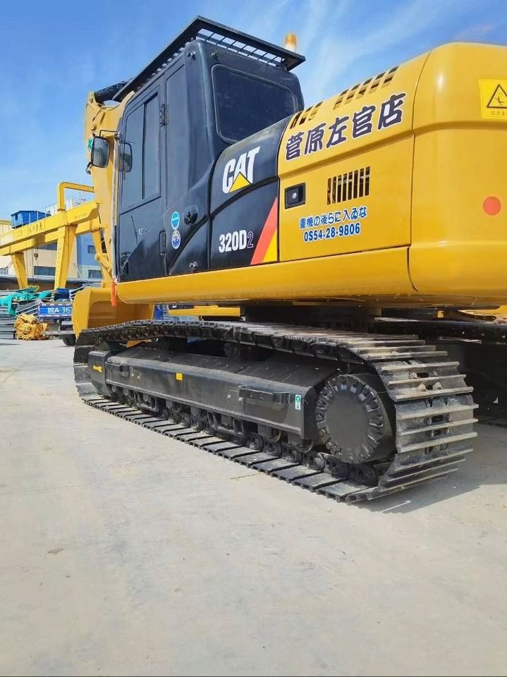 Caterpillar 320D2 graafmachine uit 2023, zijaanzicht cabine en rupsbanden Caterpillar 320D2 graafmachine uit 2023, zijaanzicht cabine en rupsbanden