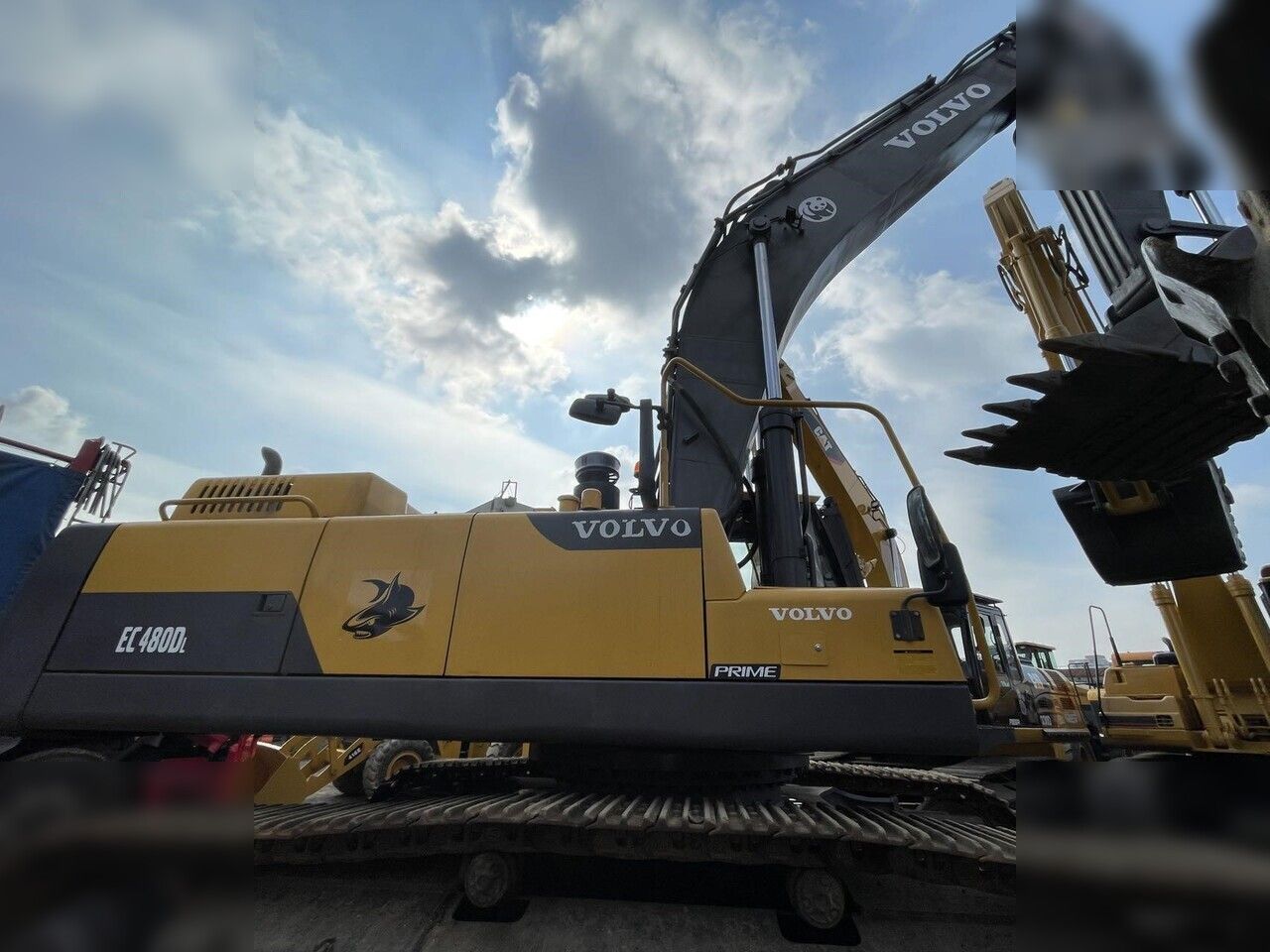 2018 Volvo EC480DL crawler excavator side view 2018 Volvo EC480DL crawler excavator side view