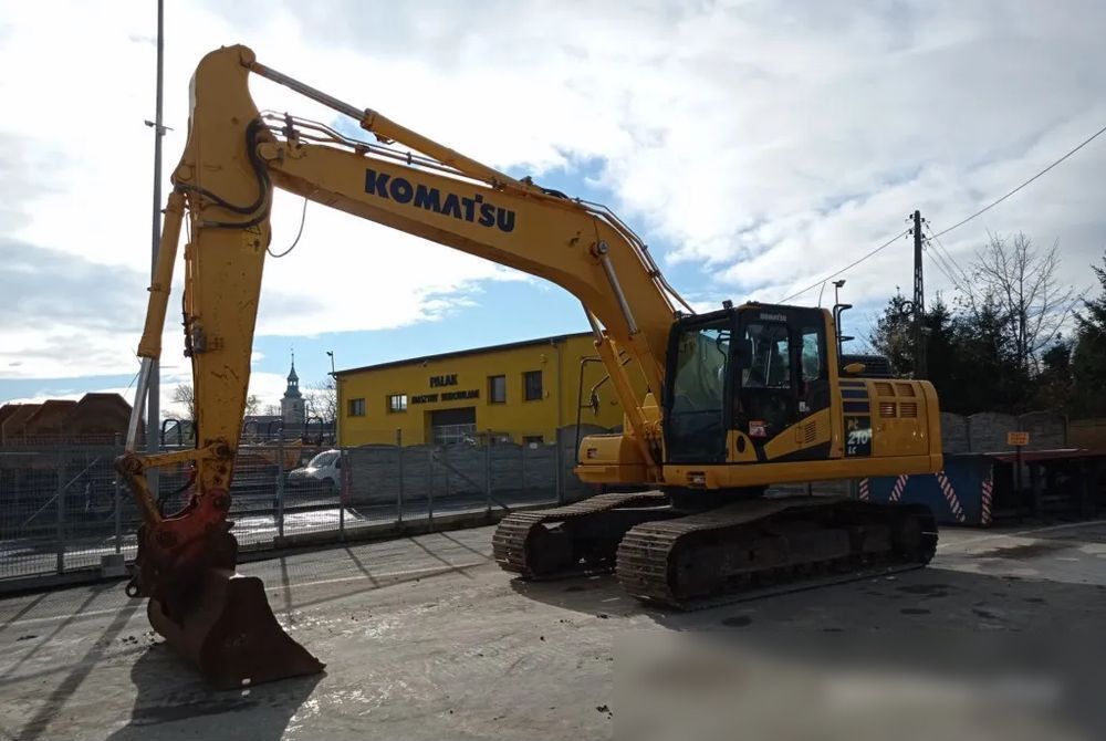 2018 Komatsu PC210LC-11 crawler excavator, side view 2018 Komatsu PC210LC-11 crawler excavator, side view