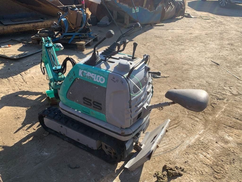 2000 Kobelco SS 1 mini excavator, rear three-quarter view 2000 Kobelco SS 1 mini excavator, rear three-quarter view