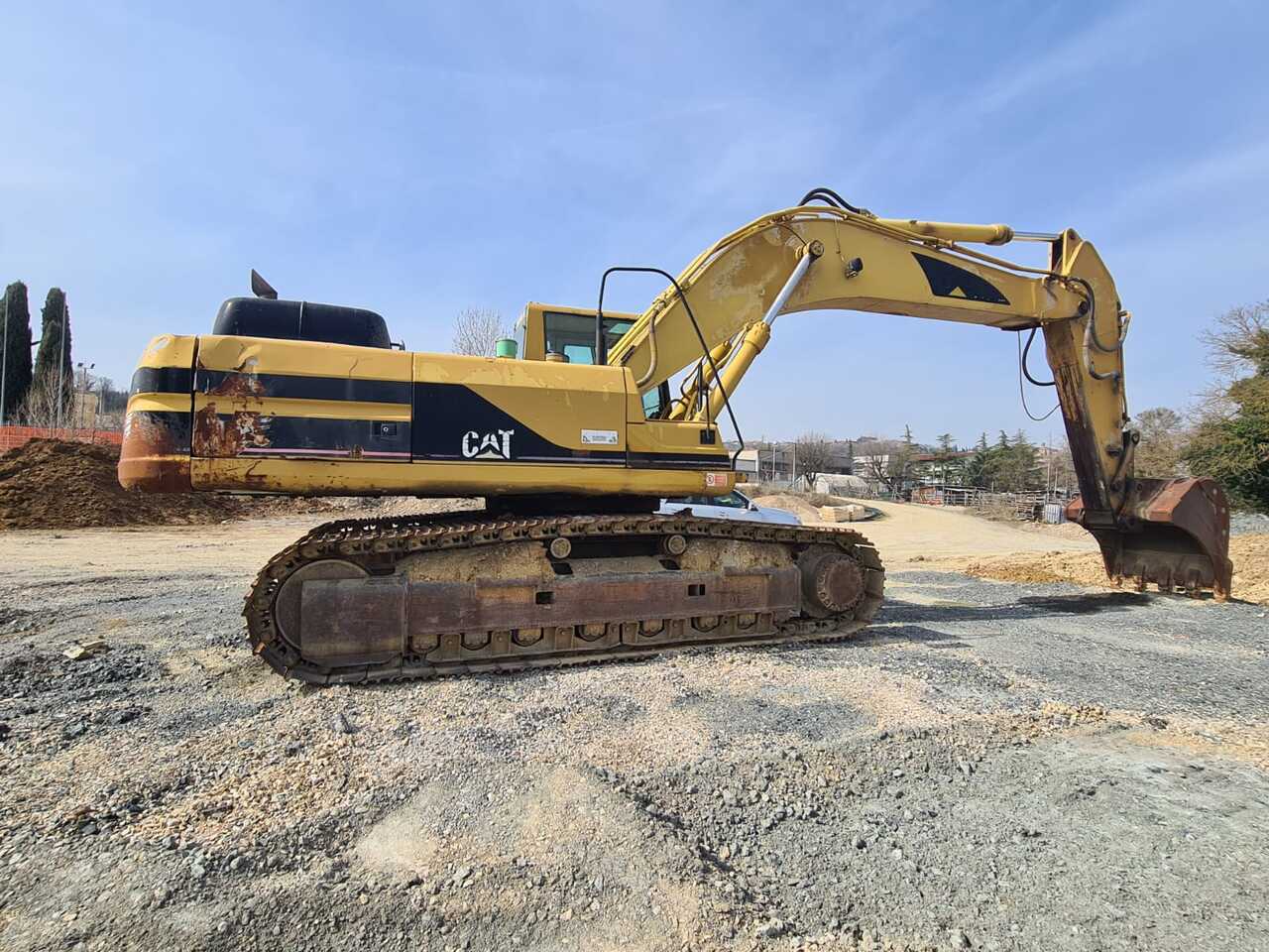 2001 Caterpillar 330BL crawler excavator, side view 2001 Caterpillar 330BL crawler excavator, side view