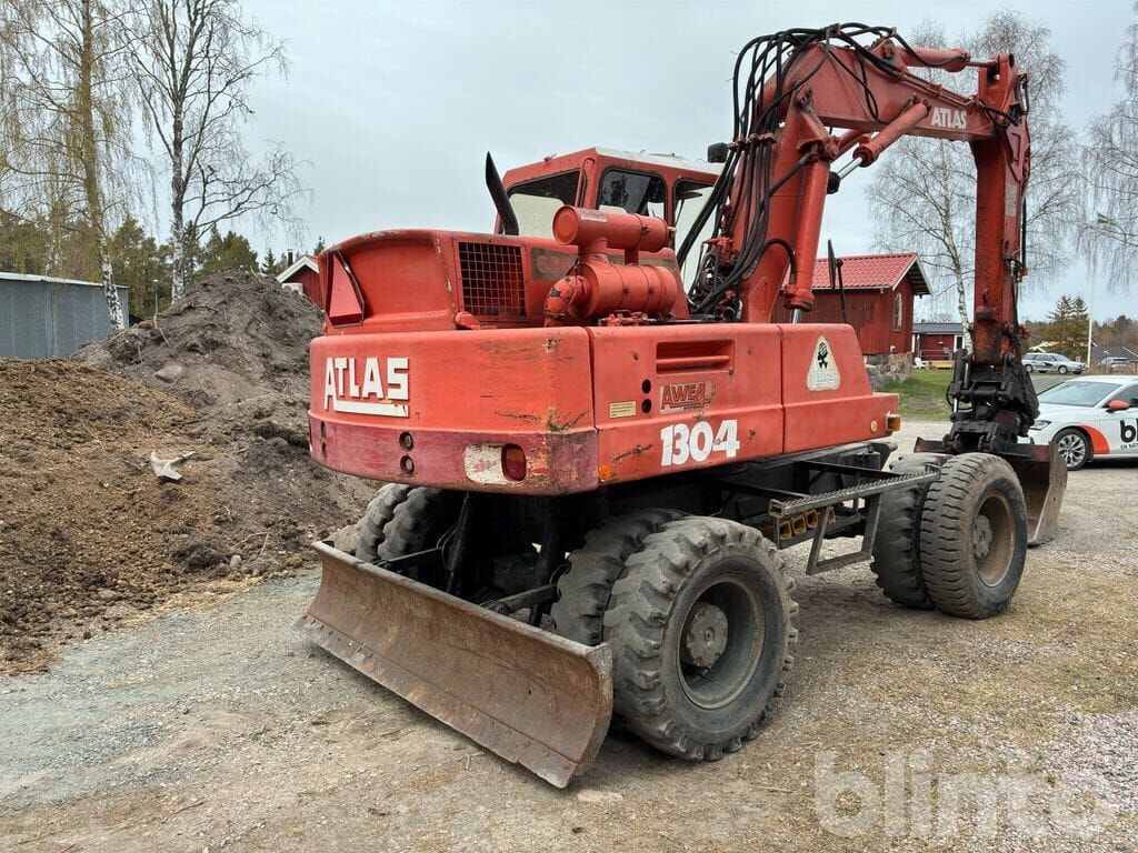 1992 Atlas 1304 wheel excavator, rear three-quarter view