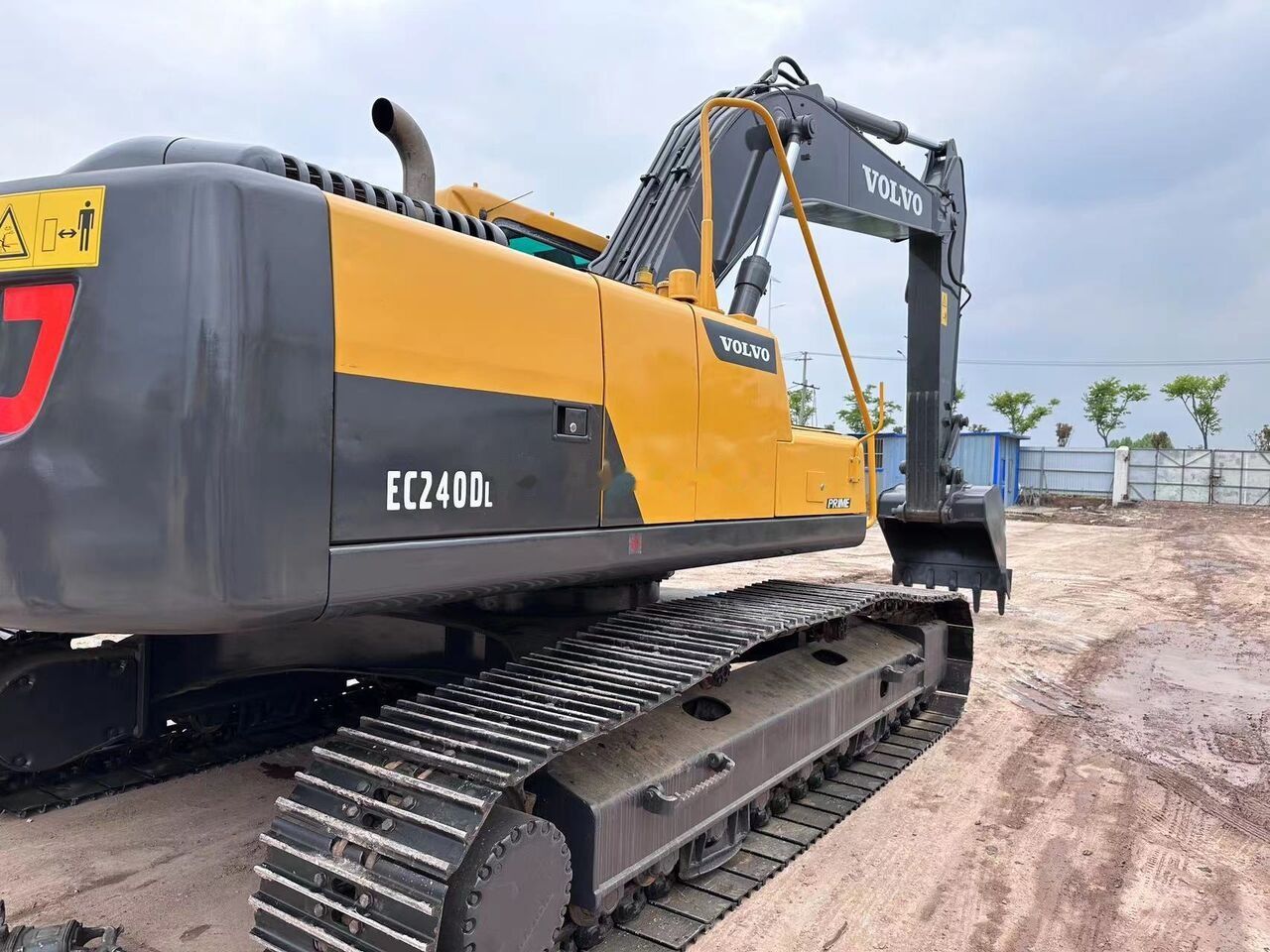 Volvo EC240DL crawler excavator, rear three-quarter view Volvo EC240DL crawler excavator, rear three-quarter view