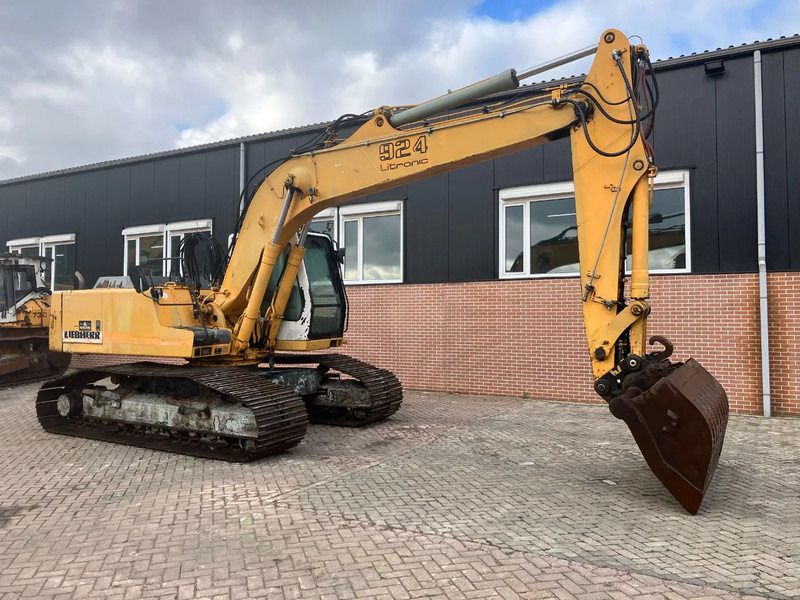 2001 Liebherr 924 Litronic crawler excavator side view 2001 Liebherr 924 Litronic crawler excavator side view