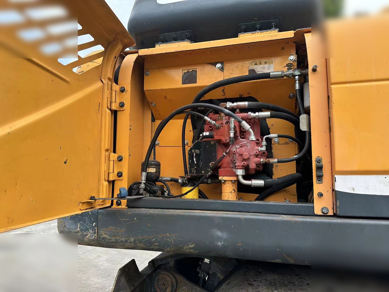 2019 Hyundai R210W-9 wheel excavator engine compartment view