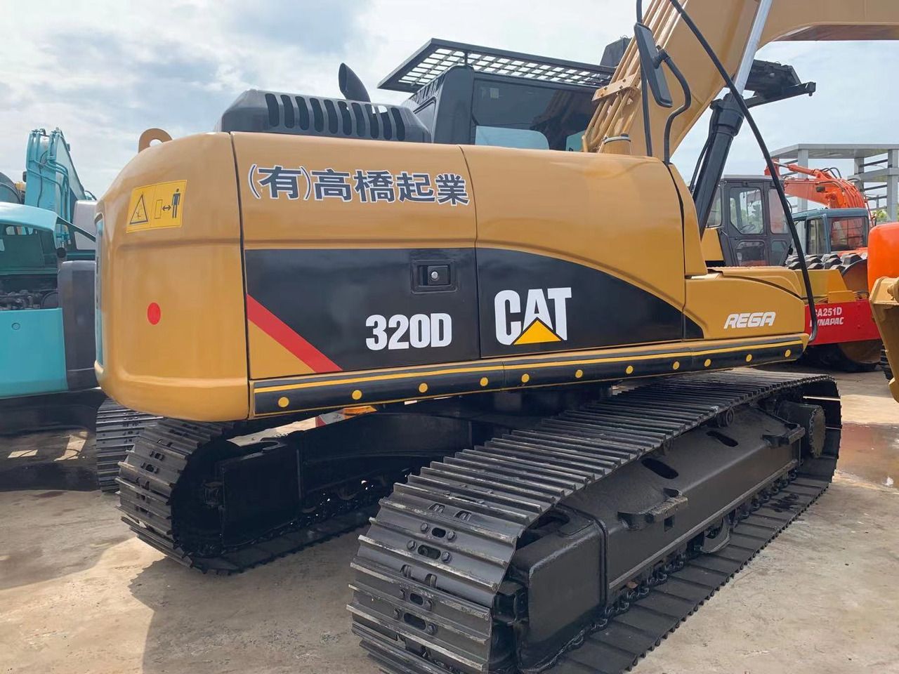 Caterpillar 320D rupsgraafmachine uit 2010, achteraanzicht driekwart