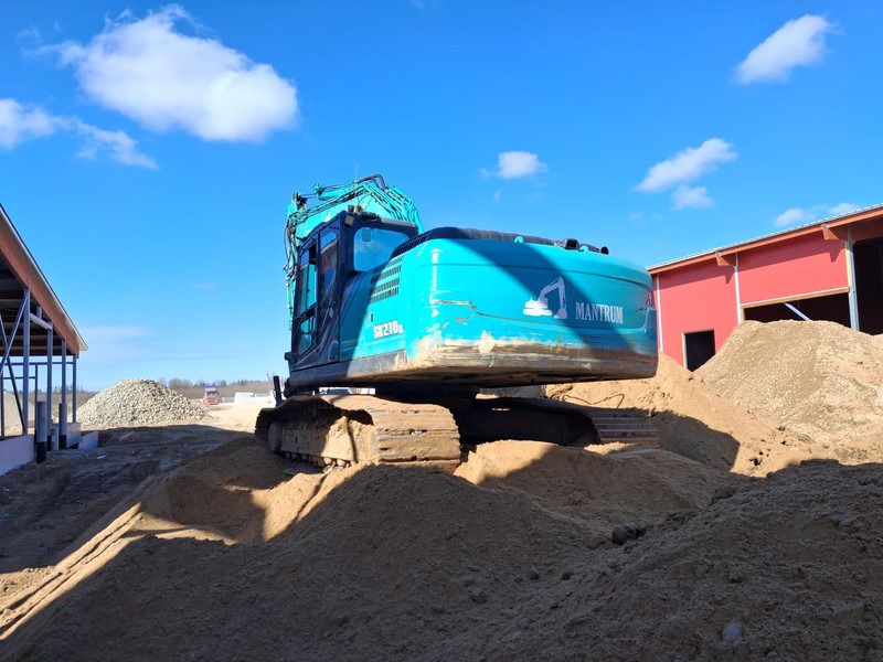 2016 Kobelco SK210 crawler excavator, rear three-quarter view