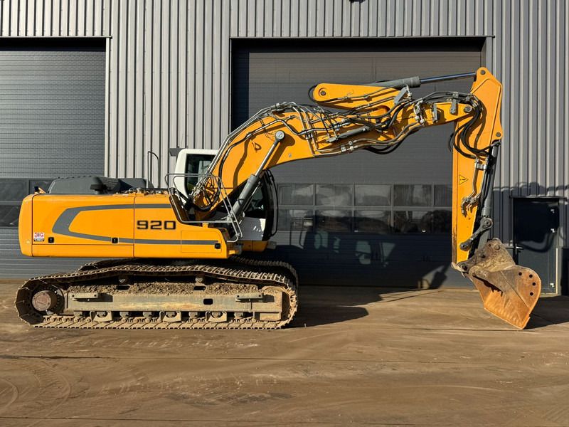 2014 Liebherr R920LC crawler excavator, side profile view