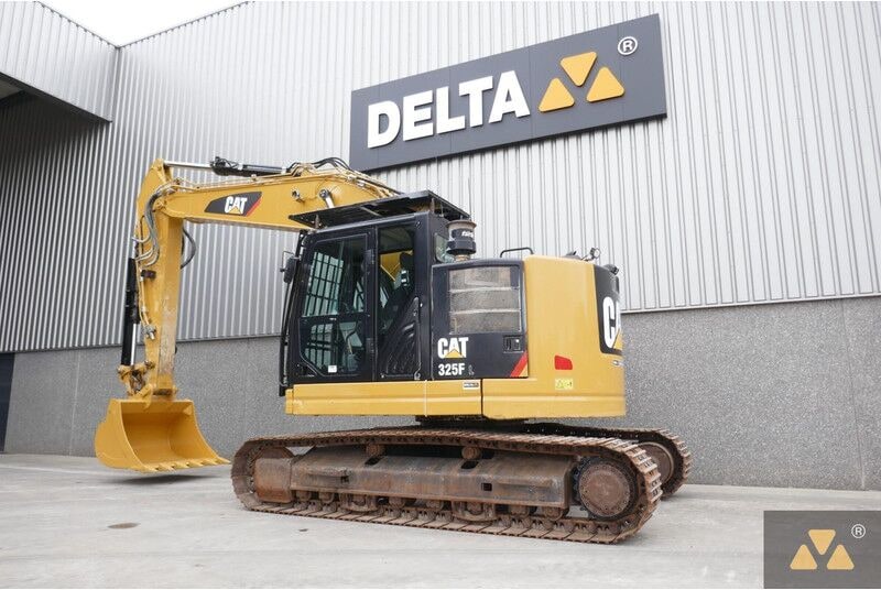2018 Caterpillar 325F LCR crawler excavator, side profile view 2018 Caterpillar 325F LCR crawler excavator, side profile view