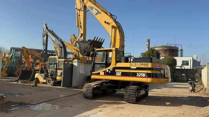 2024 Caterpillar 325BL crawler excavator, rear three-quarter view 2024 Caterpillar 325BL crawler excavator, rear three-quarter view