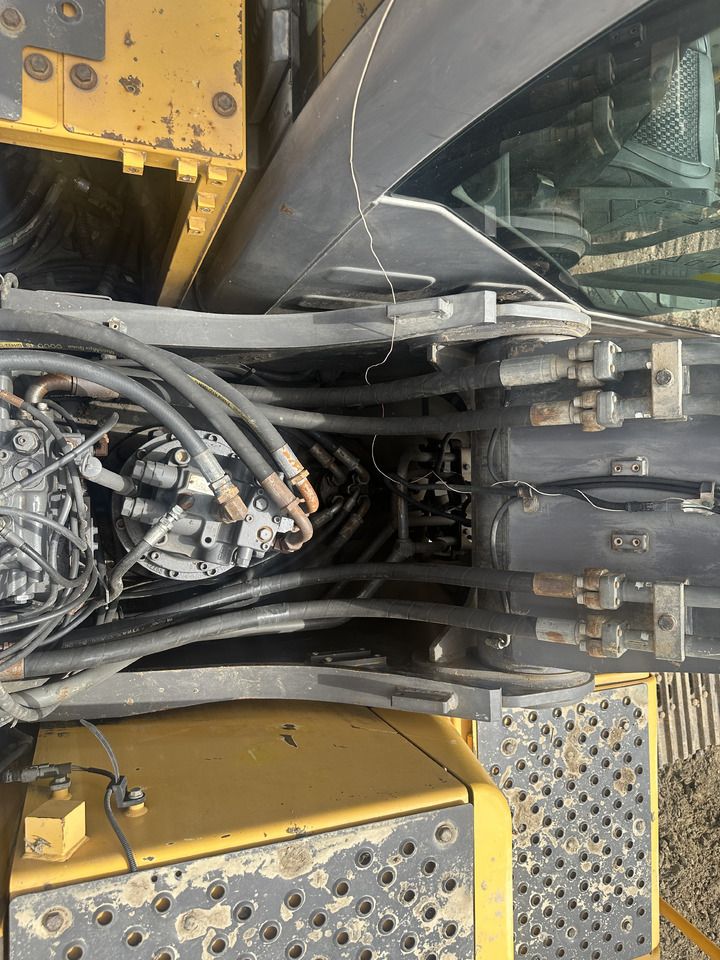 2021 Volvo EC220D crawler excavator hydraulic system detail