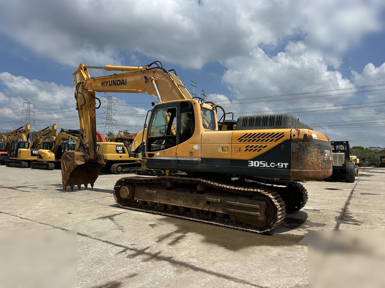2012 Hyundai 305LC-9T crawler excavator, side view