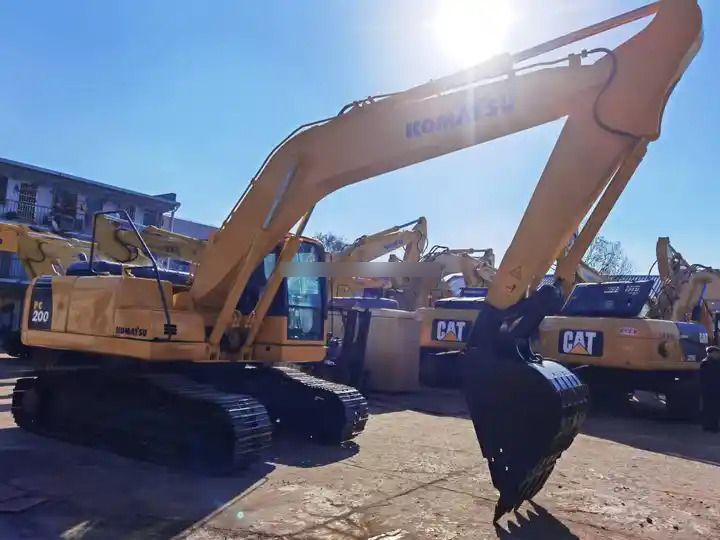 Pelle sur chenilles Komatsu PC200-8 de 2015, vue de côté