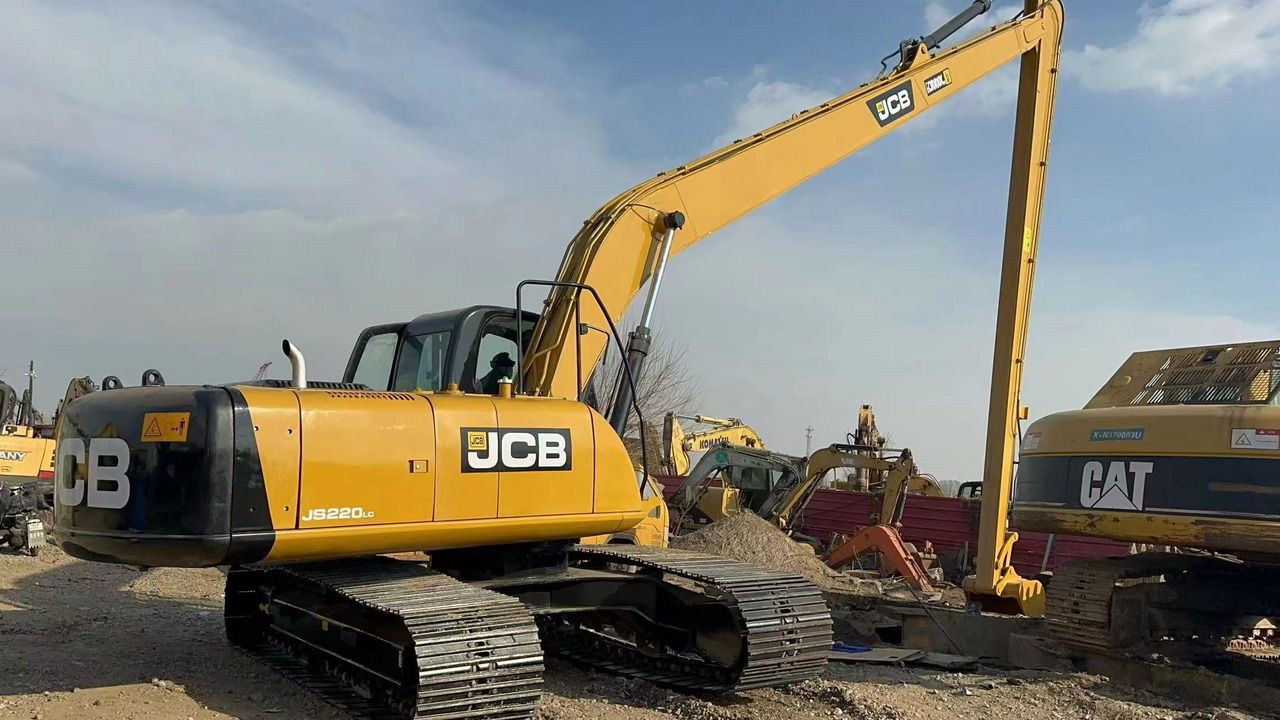 2019 JCB JS220LC crawler excavator side view
