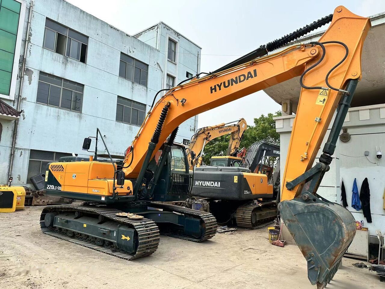 2021 Hyundai R220LC-9S crawler excavator, side view
