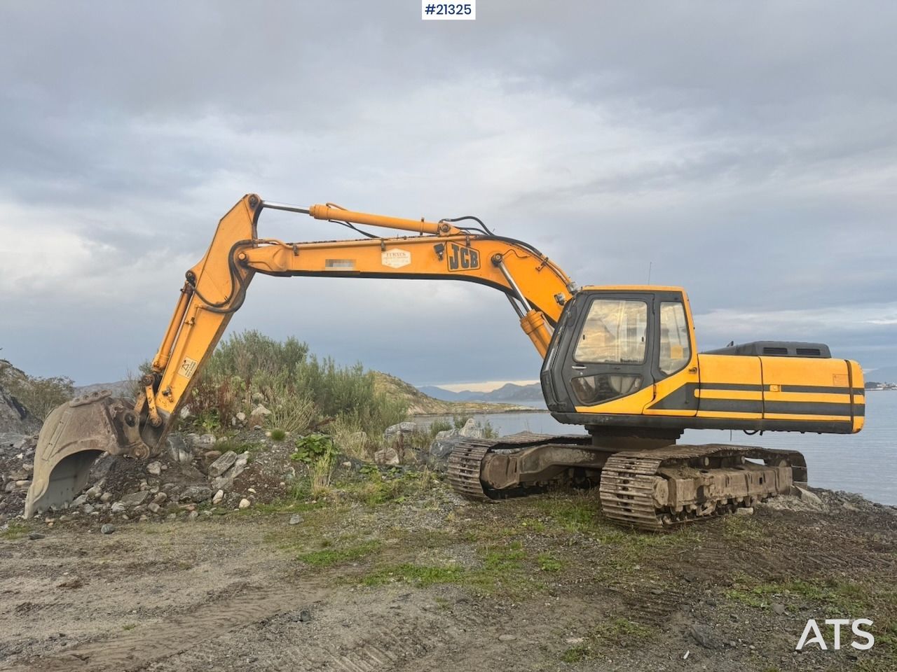 1996 JCB JS200LC crawler excavator, side view 1996 JCB JS200LC crawler excavator, side view