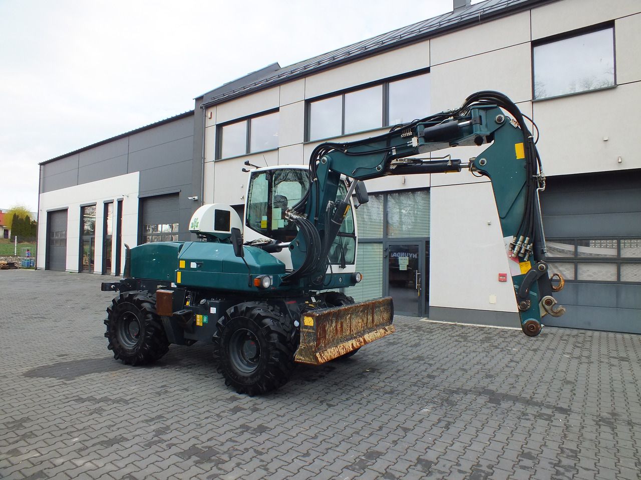 2015 Gallmac TG12 wheel excavator, side view 2015 Gallmac TG12 wheel excavator, side view
