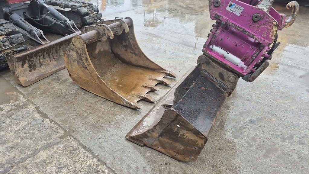 2012 Takeuchi TB1140 excavator buckets and attachment